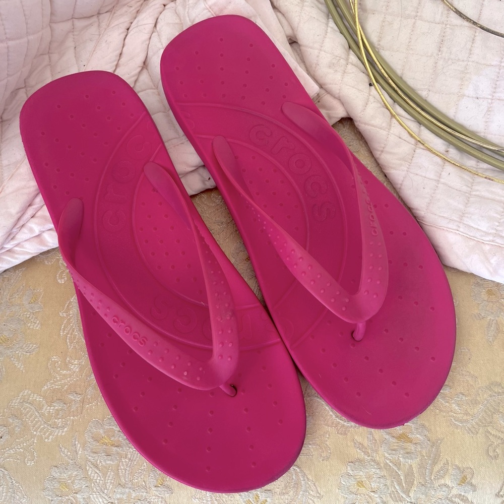 CROCS‎ Pink flip flop Women’s Sz 11